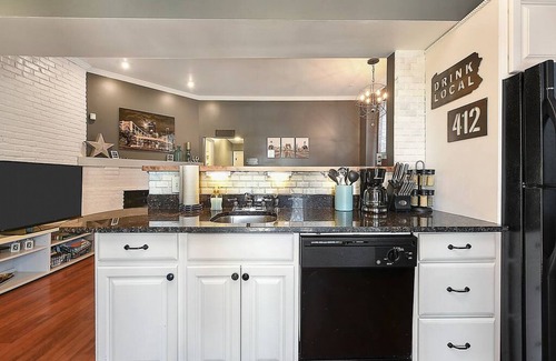Central Northside Apartamento | Free Parking★Cute Outdoor Deck★Overlooks Park!