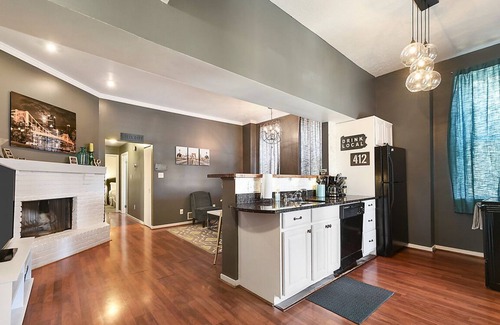 Central Northside Apartamento | Free Parking★Cute Outdoor Deck★Overlooks Park!