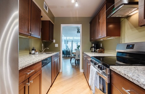 Hitch Village - Fred Wessels Homes Casa | Free Parking|Full Kitchen|Walkable|W/D|Balcony|A/C