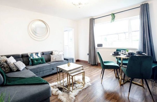 Middleton Casa | Free Parking: Home in Middleton, Leeds