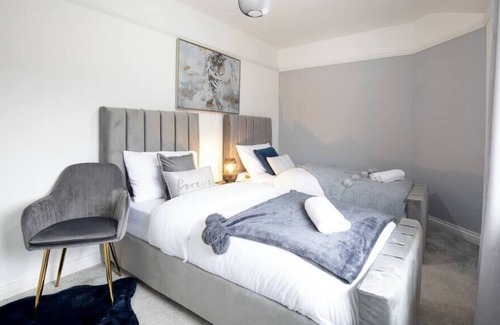 Middleton Casa | Free Parking: Home in Middleton, Leeds