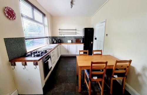 Middleton Casa | Free Parking House in Middleton by City SuperHost