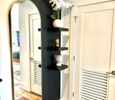 Peachtree Heights West Apartamento | Free Parking, King Bed, 75 inch TV, and Luxury Stay