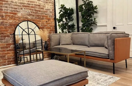 East Allegheny Apartamento | Free parking King & Queen Bed Historic Luxury loft