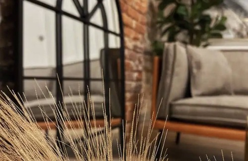 East Allegheny Apartamento | Free parking King & Queen Bed Historic Luxury loft