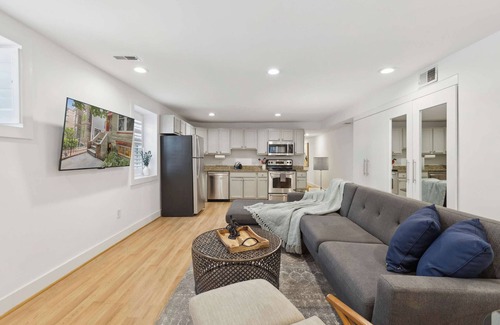 Bloomingdale Apartamento | Free Parking! Large, 2BR/1.5BA with AC/TV/Internet
