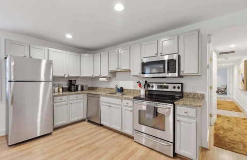 Bloomingdale Apartamento | Free Parking! Large, 2BR/1.5BA with AC/TV/Internet