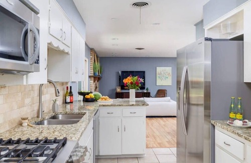 Allandale Casa | Free Parking, Large Yard, Home Office - 5 Pillars