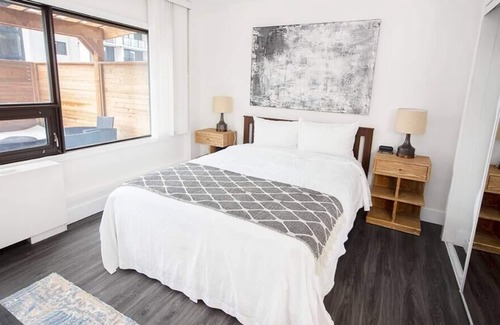 Downtown Winnipeg Apartamento | Free Parking, Private Patio, Laundry and Wi-Fi!