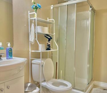 Ottawa Division Casa | Free parking quiet room close to college