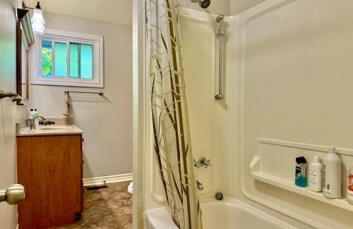 Ottawa Division Casa | Free parking quiet room close to college