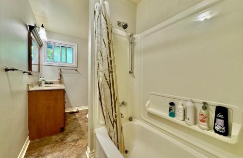 Ottawa Division Casa | Free parking quiet room close to college