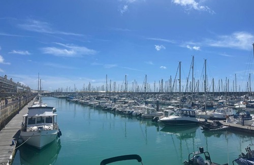 Seafront Apartamento | Free parking * THREE BEDROOM HOUSE SLEEP 6* Brighton Marina* Stunning View