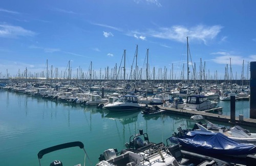 Seafront Apartamento | Free parking * THREE BEDROOM HOUSE SLEEP 6* Brighton Marina* Stunning View