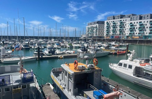 Seafront Apartamento | Free parking * THREE BEDROOM HOUSE SLEEP 6* Brighton Marina* Stunning View