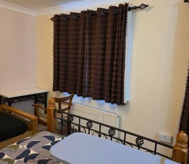 Colchester Casa | Free Parking WiFi Fresh linens x4