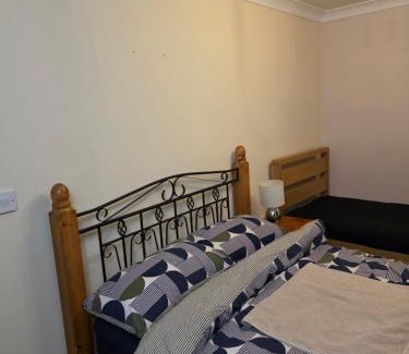 Colchester Casa | Free Parking WiFi Fresh linens x4