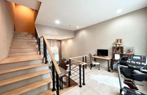 Lat Phrao Apartamento | Free pick up/Stunning Luxury Family Home 3B3B
