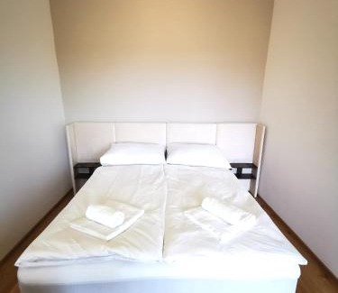 Nusle Apartamento | free private Parking, central location, Nuslesky Pivovar sunset balcony home,