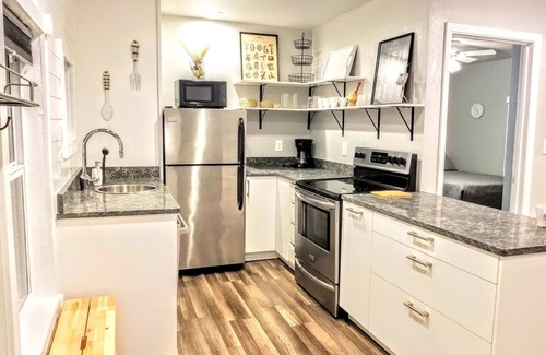 Keller Casa | free private parking, washer dryer, back porch with a view, family friendly