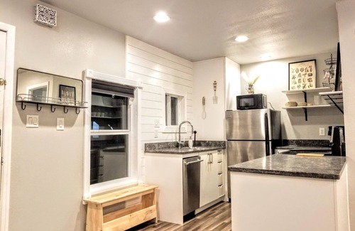 Keller Casa | free private parking, washer dryer, back porch with a view, family friendly