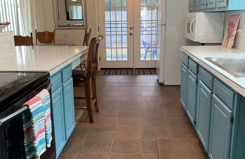 Glendale Casa | Free RV parking, two car garage, fenced backyard, minutes to Westgate