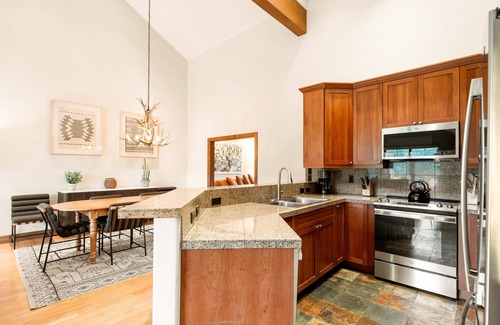 The Highlands Casa | Free Ski Shuttle! Mountain Views & Private Hot Tub
