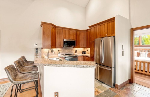 The Highlands Casa | Free Ski Shuttle! Mountain Views & Private Hot Tub