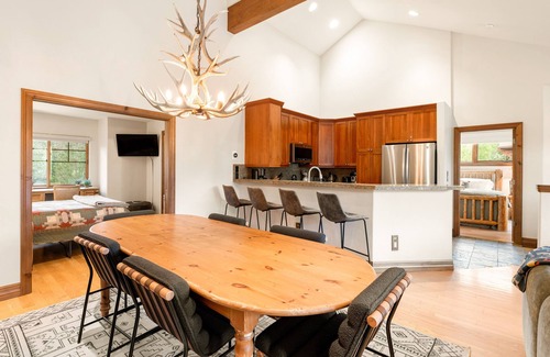 The Highlands Casa | Free Ski Shuttle! Mountain Views & Private Hot Tub
