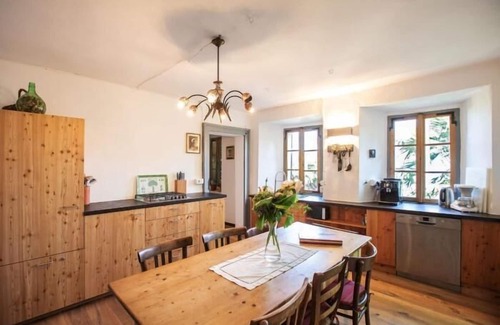 Gonte Casa | amueblado casa de 4 dormitorios Independiente y con estilo rústico con jardín romántico