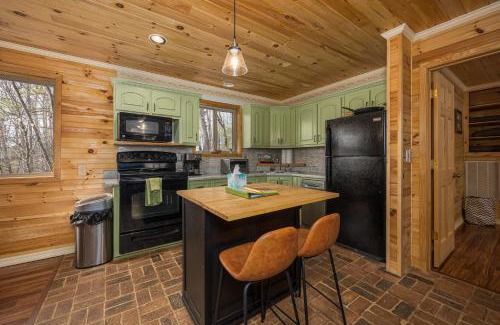 Cosby Casa | Free tickets! Sleeps 10 SECLUDED Cosby cabin on 7 acres w hot tub, game room!