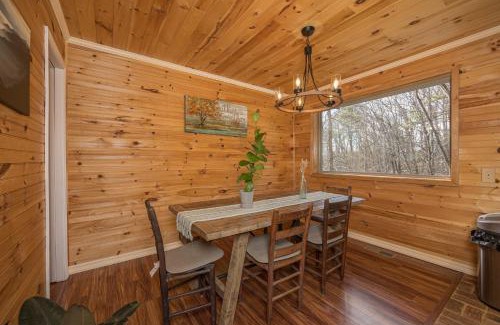 Cosby Casa | Free tickets! Sleeps 10 SECLUDED Cosby cabin on 7 acres w hot tub, game room!