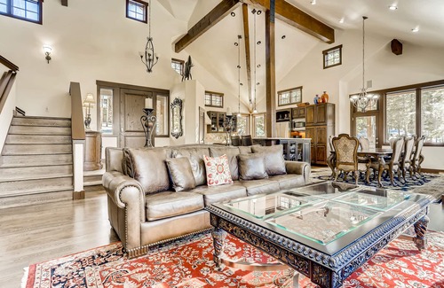 Forest Hills Casa | Free VIP Shuttle, Hot Tub, Views!