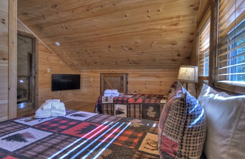 Copperhill Cabina | *FREE Whitewater Rafting & Ziplining* Dream Hideaway Located in Hideaway Falls next to Squirrels Hideaway & Many other Cuddle Up Cabins