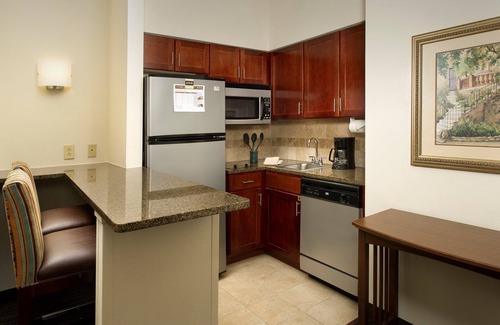 Linthicum Heights Condominio | Wi-Fi gratis + desayuno de cortesía + piscina al aire libre | Cerca del aeropuerto BWI