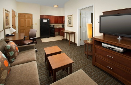 Linthicum Heights Condominio | Wi-Fi gratis + desayuno de cortesía + piscina al aire libre | Cerca del aeropuerto BWI