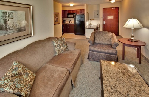 West Des Moines Condominio | Wi-Fi gratuito, piscina cubierta y bañera de hidromasaje | Desayuno gratis + chimenea