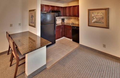 West Des Moines Condominio | Wi-Fi gratuito, piscina cubierta y bañera de hidromasaje | Desayuno gratis + chimenea