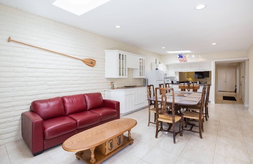 Yorktown Casa | Pase de estacionamiento de playa GRATIS, bicicletas, WIFI, café, air hockey, equipo de playa, putt putt.