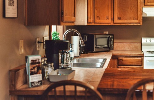 Rockbridge Casa | Freedom Cottage, 12 Acres with Private Hot Tub