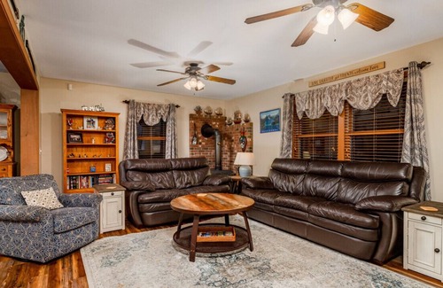 Freedom Casa | Freedom Retreat w/Hot Tub|Fire Pit|Near King Pine