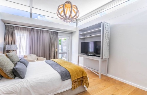 Newlands Casa | Freehold, modern executive home close to Cavendish Square