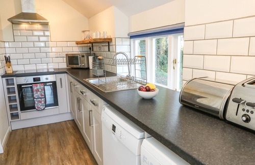 Ventnor Casa | FREEMANTLE LODGE, pet friendly, character holiday cottage in Godshill