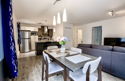 Laval-des-Rapides Condominio | FreeParking Condo 2BRs 4beds AC Wi-Fi Smart TV