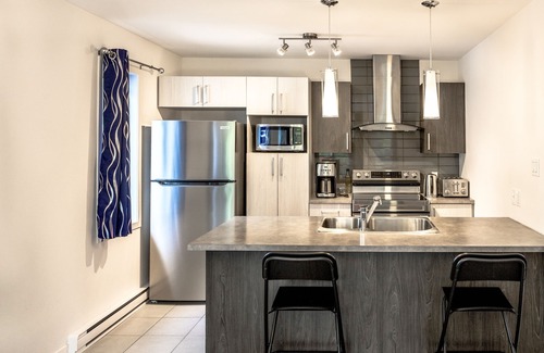 Laval-des-Rapides Condominio | FreeParking Condo 2BRs 4beds AC Wi-Fi Smart TV