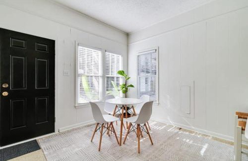 Freetown - Port Rico Casa | Freetown Hideaway-Private Room Shared Kitchen & Free Parking