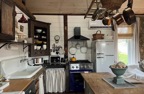 Coxsackie Cabaña | French country cottage, fireplace & hottub