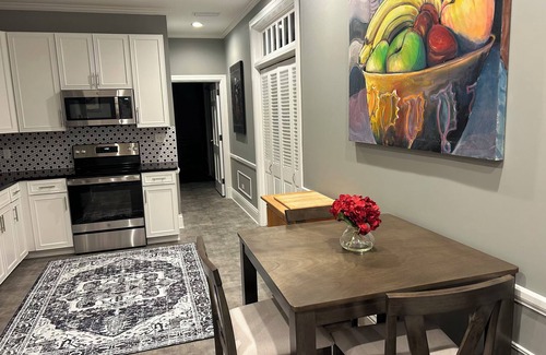 Pascagoula Condominio | French Quarter-Style Downtown Executive Apartment