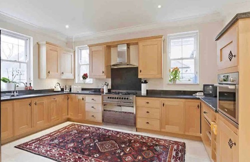 Runnymede Casa | French Window Room Private Bathroom Close to Station
