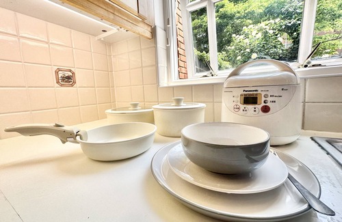 Runnymede Casa | French Window Room Private Bathroom Close to Station